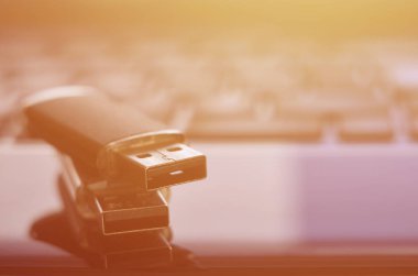 USB birden parlamak oyun kağıdı siyah dizüstü durumda onun klavye önünde yatan. Sanal bellek depolama Usb çıkışı ile