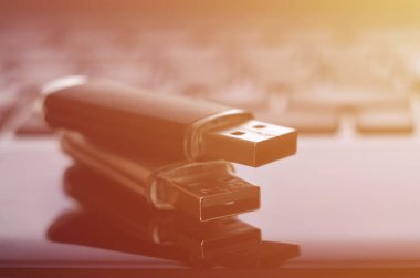 USB birden parlamak oyun kağıdı siyah dizüstü durumda onun klavye önünde yatan. Sanal bellek depolama Usb çıkışı ile