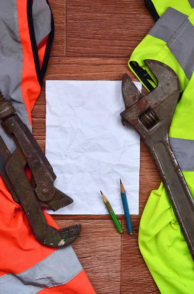 Una Hoja Papel Arrugada Con Dos Lápices Rodeados Uniformes Trabajo — Foto de Stock