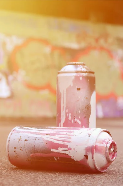 Few Used Spray Cans Pink White Paint Lie Asphalt Background — Stock Photo, Image