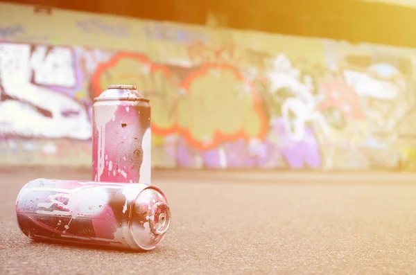 Few Used Spray Cans Pink White Paint Lie Asphalt Background — Stock Photo, Image