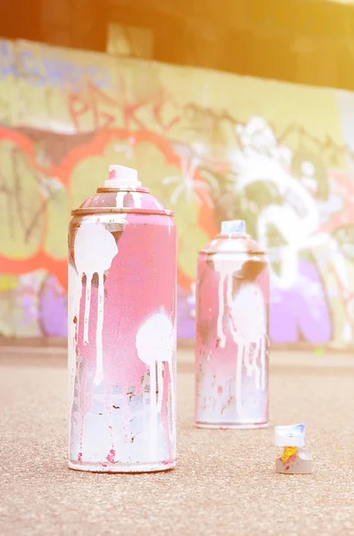 Varias Latas Spray Usadas Con Pintura Rosa Blanca Tapas Para — Foto de Stock