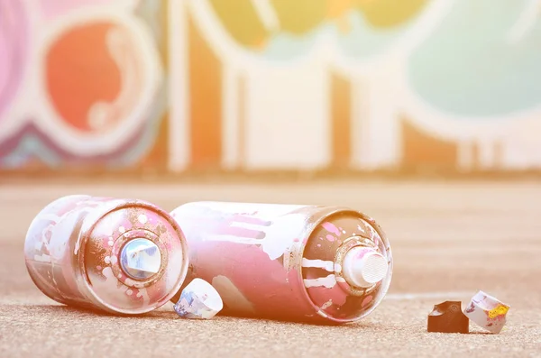 Varias Latas Spray Usadas Con Pintura Rosa Blanca Tapas Para — Foto de Stock