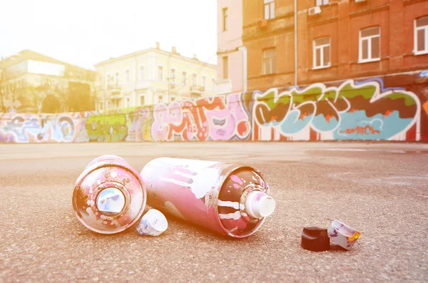 Flera Begagnade Sprayburkar Med Rosa Och Vit Färg Och Kepsar — Stockfoto