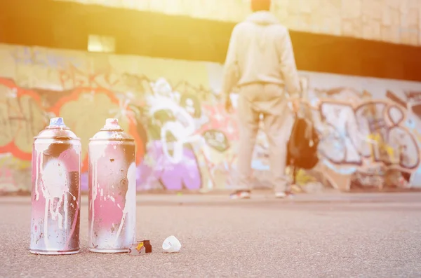 Several Used Spray Cans Pink White Paint Lie Asphalt Standing — Stock Photo, Image