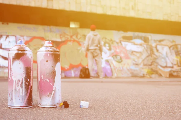 Several Used Spray Cans Pink White Paint Lie Asphalt Standing — Stock Photo, Image