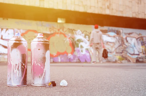 Varias Latas Spray Usadas Con Pintura Rosa Blanca Yacen Sobre — Foto de Stock