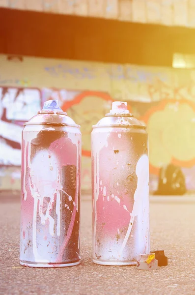 Varias Latas Spray Usadas Con Pintura Rosa Blanca Tapas Para — Foto de Stock