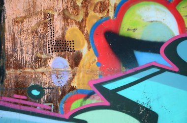Sprey boya ile duvar uygulanan yakın çekim parçası bir grafiti çizim. Arka plan resmini ve renkli alanları modern bir bileşimi. Sokak sanatı kavramı