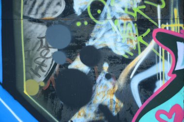 Sprey boya ile duvar uygulanan yakın çekim parçası bir grafiti çizim. Arka plan resmini ve renkli alanları modern bir bileşimi. Sokak sanatı kavramı