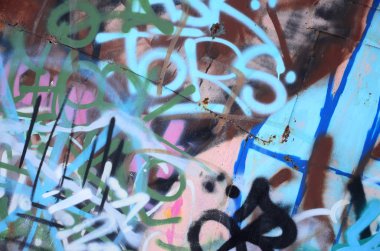 Sprey boya ile duvar uygulanan yakın çekim parçası bir grafiti çizim. Duvara bir çok renkli imzalar ve sokak sanatçıları ve holiganlar Etiketler tarafından şımarık