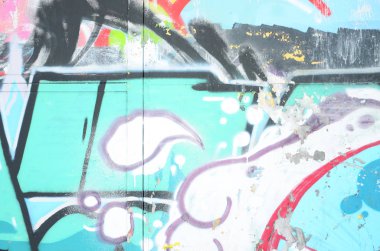 Sprey boya ile duvar uygulanan yakın çekim parçası bir grafiti çizim. Duvara bir çok renkli imzalar ve sokak sanatçıları ve holiganlar Etiketler tarafından şımarık