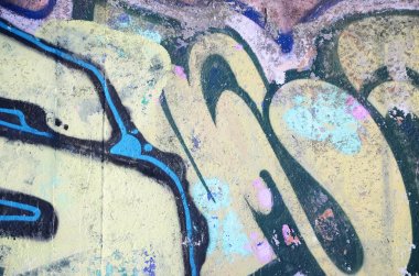 Sprey boya ile duvar uygulanan yakın çekim parçası bir grafiti çizim. Arka plan resmini ve renkli alanları modern bir bileşimi. Sokak sanatı kavramı