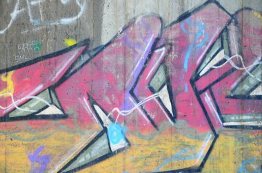Sprey boya ile duvar uygulanan yakın çekim parçası bir grafiti çizim. Arka plan resmini ve renkli alanları modern bir bileşimi. Sokak sanatı kavramı