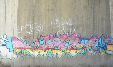 Sprey boya ile duvar uygulanan yakın çekim parçası bir grafiti çizim. Arka plan resmini ve renkli alanları modern bir bileşimi. Sokak sanatı kavramı
