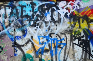 Sprey boya ile duvar uygulanan yakın çekim parçası bir grafiti çizim. Duvara bir çok renkli imzalar ve sokak sanatçıları ve holiganlar Etiketler tarafından şımarık