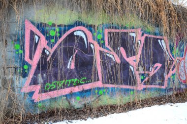 Eski duvar rengi grafiti çizim kırmızı sprey boya boyalı. Duvar yazılarını ve sokak sanat çizim Tema arka plan görüntüsü