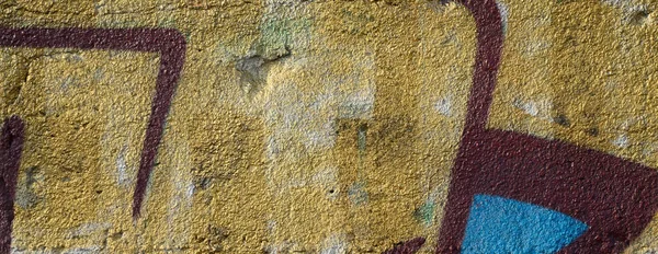 A parede velha, pintada na cor graffiti que desenha a dor vermelha do aerossol — Fotografia de Stock