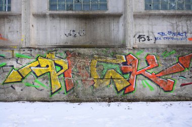 Eski duvar rengi grafiti çizim kırmızı sprey boya boyalı. Duvar yazılarını ve sokak sanat çizim Tema arka plan görüntüsü
