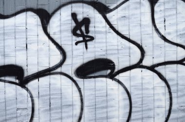 İyi bir yoğuşma ile kaplıdır soğuk kiremit, duvarına uygulanan bir grafiti desen parçası. Sokak sanatı uygunsuz hava kavramı