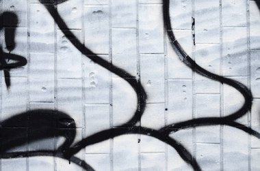 İyi bir yoğuşma ile kaplıdır soğuk kiremit, duvarına uygulanan bir grafiti desen parçası. Sokak sanatı uygunsuz hava kavramı