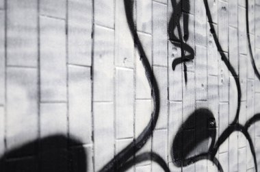 İyi bir yoğuşma ile kaplıdır soğuk kiremit, duvarına uygulanan bir grafiti desen parçası. Sokak sanatı uygunsuz hava kavramı