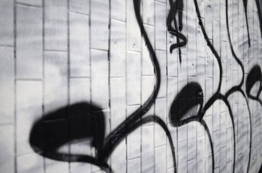 İyi bir yoğuşma ile kaplıdır soğuk kiremit, duvarına uygulanan bir grafiti desen parçası. Sokak sanatı uygunsuz hava kavramı
