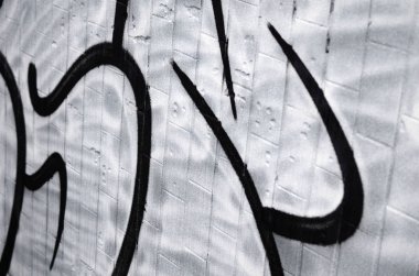 İyi bir yoğuşma ile kaplıdır soğuk kiremit, duvarına uygulanan bir grafiti desen parçası. Sokak sanatı uygunsuz hava kavramı