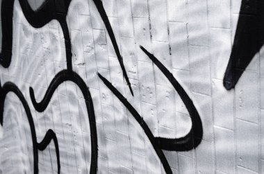 İyi bir yoğuşma ile kaplıdır soğuk kiremit, duvarına uygulanan bir grafiti desen parçası. Sokak sanatı uygunsuz hava kavramı