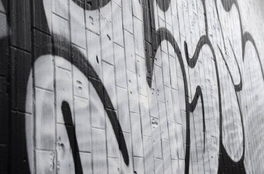 İyi bir yoğuşma ile kaplıdır soğuk kiremit, duvarına uygulanan bir grafiti desen parçası. Sokak sanatı uygunsuz hava kavramı