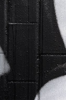 İyi bir yoğuşma ile kaplıdır soğuk kiremit, duvarına uygulanan bir grafiti desen parçası. Sokak sanatı uygunsuz hava kavramı