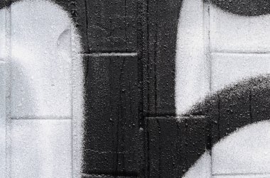 İyi bir yoğuşma ile kaplıdır soğuk kiremit, duvarına uygulanan bir grafiti desen parçası. Sokak sanatı uygunsuz hava kavramı