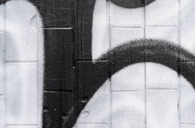 İyi bir yoğuşma ile kaplıdır soğuk kiremit, duvarına uygulanan bir grafiti desen parçası. Sokak sanatı uygunsuz hava kavramı