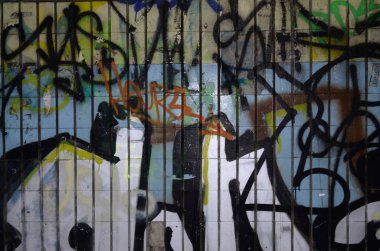 Grafiti çizim ve metro tüneli'nde eski kiremit duvar uygulanan etiketler kümesi bir parçası. Sokak sanatı ve vandalizm kavramı
