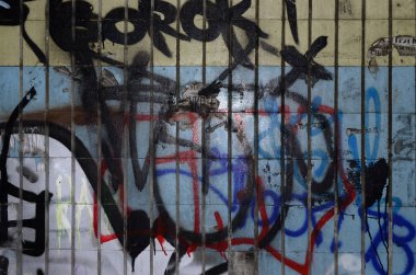 Grafiti çizim ve metro tüneli'nde eski kiremit duvar uygulanan etiketler kümesi bir parçası. Sokak sanatı ve vandalizm kavramı