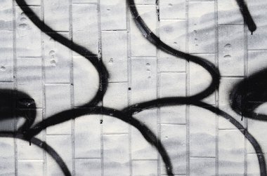 İyi bir yoğuşma ile kaplıdır soğuk kiremit, duvarına uygulanan bir grafiti desen parçası. Sokak sanatı uygunsuz hava kavramı