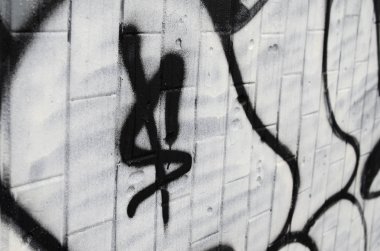 Doları sembolü grafiti tarzı, yoğuşma etkisi altında eski kiremit duvar uygulanan boyanmıştır. Sokak sanatı ve vandalizm kavramı