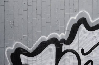 İyi bir yoğuşma ile kaplıdır soğuk kiremit, duvarına uygulanan bir grafiti desen parçası. Sokak sanatı uygunsuz hava kavramı