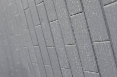 Doku duvar eski çini, yoğunlaşma etkisi altında gri boyalı. Bir sürü küçük damla ve duvardaki su lekeleri