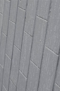 Doku duvar eski çini, yoğunlaşma etkisi altında gri boyalı. Bir sürü küçük damla ve duvardaki su lekeleri