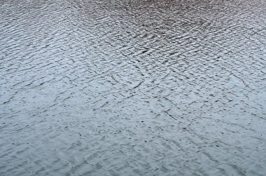 Rüzgarın etkisi altında Nehri'nde su doku. Bir sürü su yüzeyi üzerine sığ dalgalar