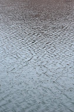 Rüzgarın etkisi altında Nehri'nde su doku. Bir sürü su yüzeyi üzerine sığ dalgalar