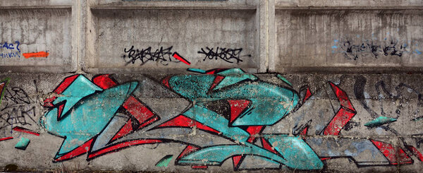 Старая стена, окрашенная в цветные граффити, рисует голубые аэрозольные краски. Фоновое изображение на тему рисования граффити и уличного искусства

