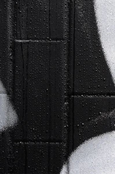 İyi bir yoğuşma ile kaplıdır soğuk kiremit, duvarına uygulanan bir grafiti desen parçası. Sokak sanatı uygunsuz hava kavramı