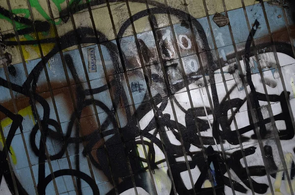 Fragmento Dibujo Graffiti Conjunto Etiquetas Aplicadas Pared Antigua Baldosa Túnel — Foto de Stock