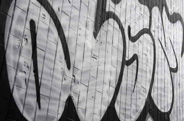 結構凝縮体で覆われている冷たいタイルの壁に適用される落書きパターンの断片 不適切な天気のストリート アートのコンセプト — ストック写真