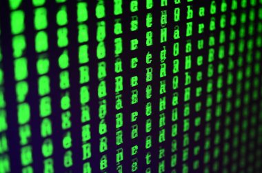 Makro çekim ofis bilgisayarı izleme ile ilgili küçük bir sorun. A kişisel veri almak bir virüs tanıtılması kavramı. Siyah bir zemin üzerine rastgele yeşil semboller akışı