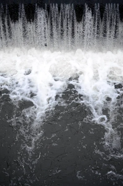 Uma Imagem Água Corrente Barragem Projetada Para Regular Nível Água — Fotografia de Stock