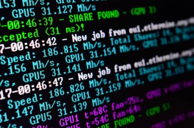 Makro anlık görüntüsünü Kripto para birimi madencilik ofis bilgisayarı monitörde bilgisayar programı arayüzey. Araştırma bitcoins kavramı. Bilgi dizeleri ve veri akışını