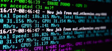 Makro anlık görüntüsünü Kripto para birimi madencilik ofis bilgisayarı monitörde bilgisayar programı arayüzey. Araştırma bitcoins kavramı. Bilgi dizeleri ve veri akışını
